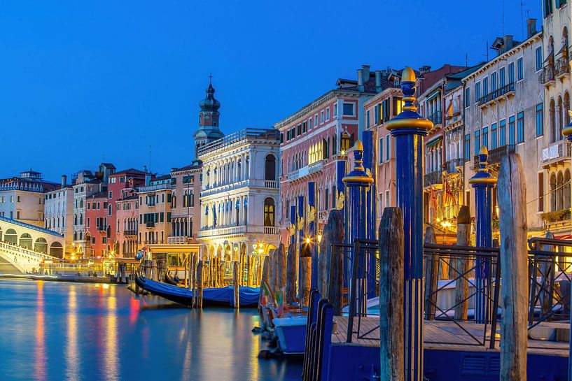 Canal Grande in Richtung Rialto zur Blauen Stunde, Venedig, Italien von Aloke Design