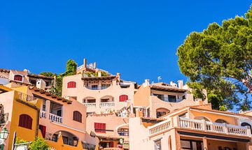 Schöne Aussicht auf mediterrane Häuser in Cala Fornells auf Mallorca von Alex Winter