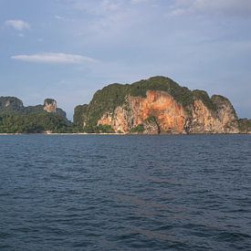 Rotsen in de zee van Thailand by Smithfotografie Joey
