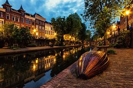 Boot auf dem Hof der Oudegracht in Utrecht am Abend (Farbe) von André Blom Fotografie Utrecht