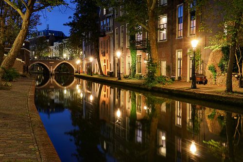 Sfeervol avondbeeld van de Oudegracht en Twijnstraat aan de Werf in de binnenstad van Utrecht