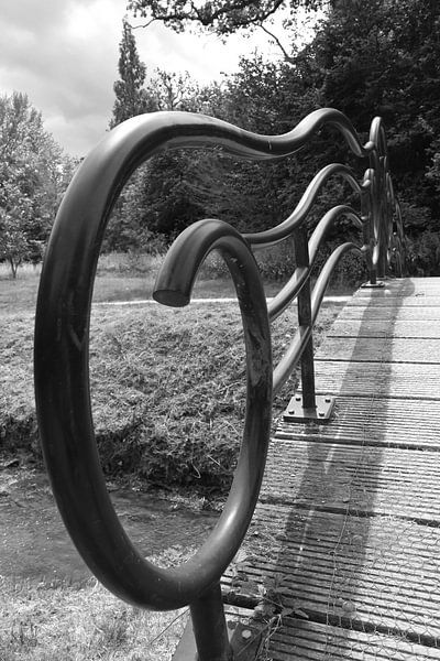 Abstrakte Schwarz-Weiß-Fotografie einer Brücke von Retrotimes