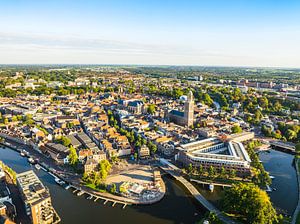 Vue aérienne de la ville de Zwolle lors d'un coucher de soleil en été sur Sjoerd van der Wal Photographie