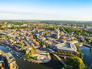 Luftaufnahme der Stadt Zwolle während eines Sonnenuntergangs im Sommer von Sjoerd van der Wal Fotografie