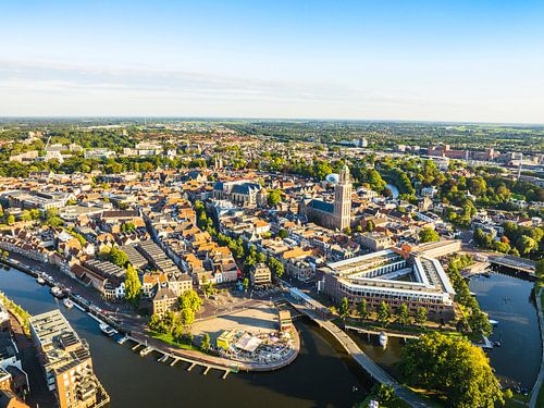 Luchtfoto van Zwolle tijdens een zomerse zonsondergang