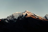 The sun sets between the mountains of Switzerland (ll)