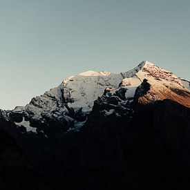 De zon gaat onder tussen de bergen van Zwitserland (ll) van Jordy Brada