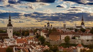 Vue de l'église Olaï sur Tallin et la colline de la cathédrale