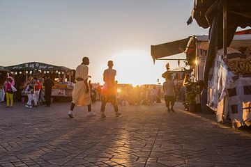 Pratende Afrikanen op het marktplein, Marrakesh van Jarno Dorst