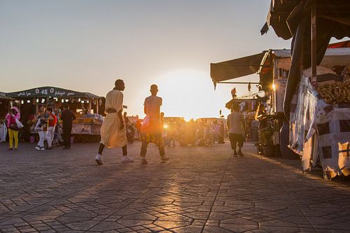 Des Africains parlant sur la place du marché, Marrakech