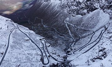 Eerste sneeuw op Trollstigen in Noorwegen