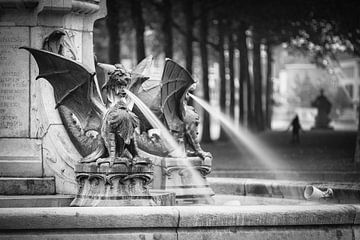 De draak fontein  van Leo van Valkenburg