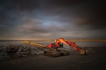 Werk aan het wad met kraan van Jan Georg Meijer