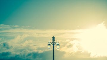 Lantaarnpaal in Brighton splijt de hemel