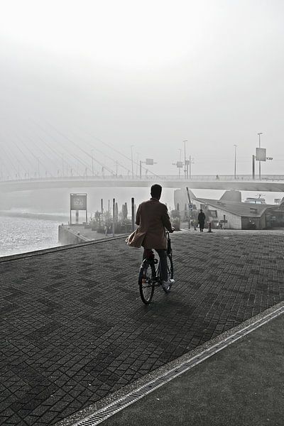 Fietser in mist in Rotterdam. van StudioMaria.nl
