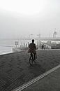 Fietser in mist in Rotterdam. van StudioMaria.nl thumbnail