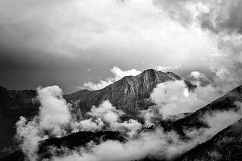 Berge im Nebel nach Regen
