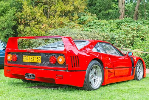 Ferrari F40 supercar in rood achteraanzicht