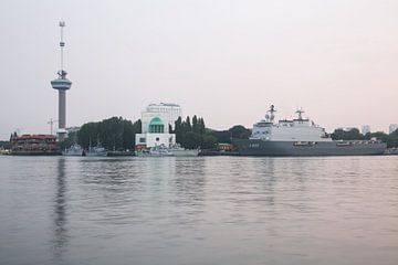 De Koninklijke Marine met Zr.MS. Rotterdam in Rotterdam