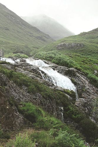 une petite chute d'eau dans les Highlands écossais