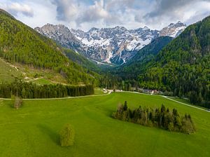 Luftaufnahme des Tals von Zgornje Jezersko im Frühling