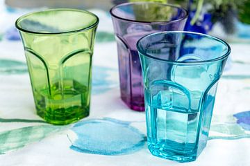 Drie gekleurde water glazen in de tinten blauw paars en groen van Idema Media