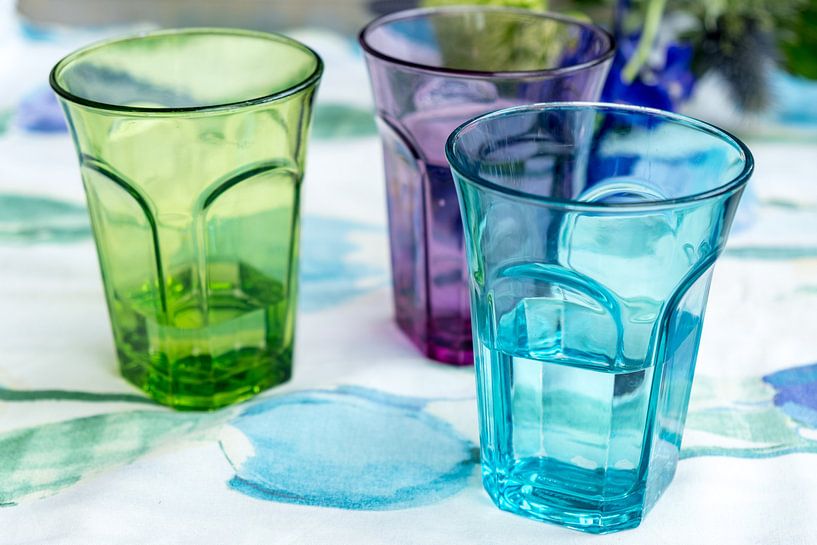 Drei farbige Wassergläser in Blauviolett- und Grüntönen von Idema Media