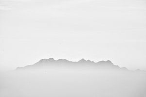 Berg abzeichnenden aus dem Morgennebel