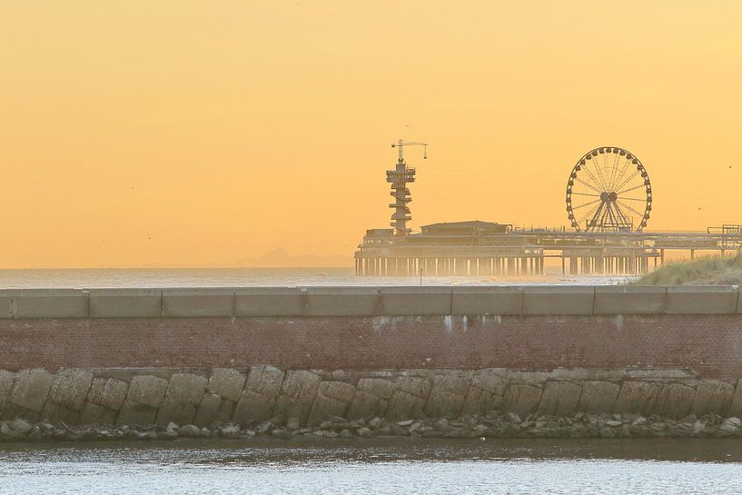 La jetée à l'heure d'or par Micky Bish