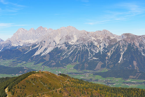 Le massif du Dachstein, avec vue sur les vallées verdoyantes