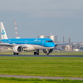 KLM Cityhopper Embraer E195-E2 passagiersvliegtuig. van Jaap van den Berg