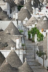 Leere Straße mit Trullihäusern in Alberobello