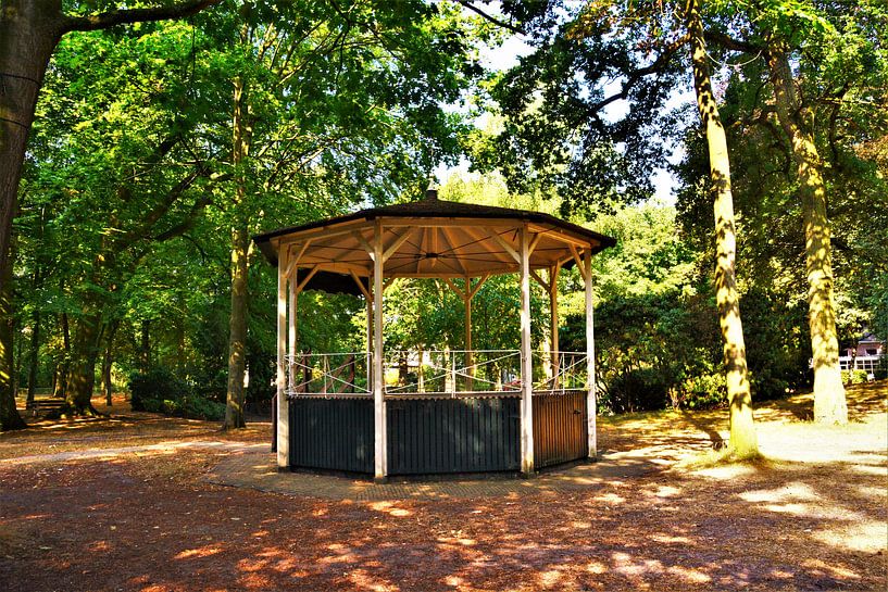 Muziektent op de Brink in Muiderberg by David van Coowijk