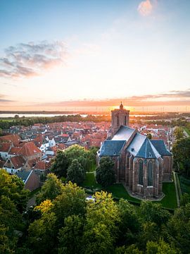Zonsondergang bij de Grote Kerk in Elburg van Bas van der Gronde