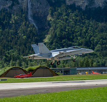 F-18 Super Hornet straaljager landt in Zwitserland van Patrick Groß