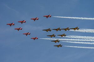 Red Arrows en Black Eagles tijdens RIAT  2022. van Jaap van den Berg