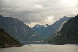 Uitzicht over het water, sognefjord van Karijn | Fine art Natuur en Reis Fotografie