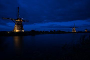 de windmolens in Kinderdijk zijn verlicht von Marcel Derweduwen
