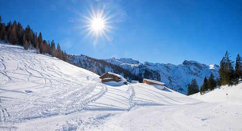 skipiste op de Zwolferkopf, twee besneeuwde hutten, oostenrijk wi