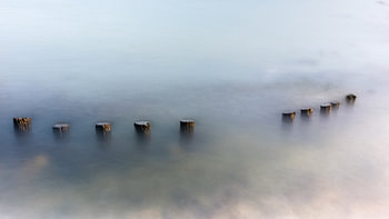 Eine minimalistische Meereslandschaft.