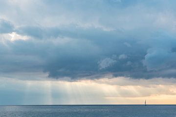 Zeilboot aan de horizon van Barbara Koppe