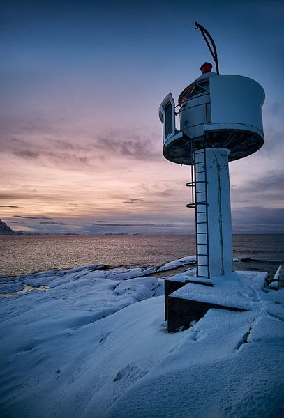 Coucher de soleil sur le phare avec un vieux bateau sur Vigra, Ålesund, Norvège par qtx