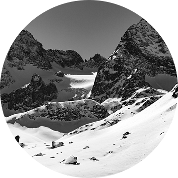 Tour skiën in de Alpen - Zwart Wit foto van besneeuwde bergtoppen van Hidde Hageman