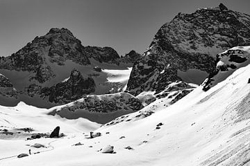 Tourenskifahren in den Alpen - Schwarz-weißes Foto der schneebedeckten Bergspitzen von Hidde Hageman