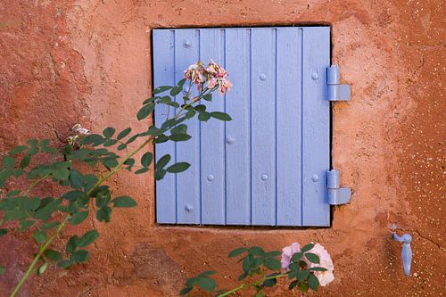 Fensterläden in den Farben der Provence