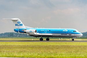Eine Fokker 70 der KLM ist gerade auf der Polderbaan gelandet.