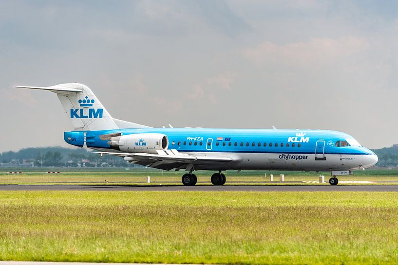 Un Fokker 70 de la KLM vient d'atterrir sur le Polderbaan. par Jaap van den Berg