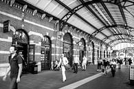 Station Groningen, Onderweg (zwart-wit) van Klaske Kuperus thumbnail