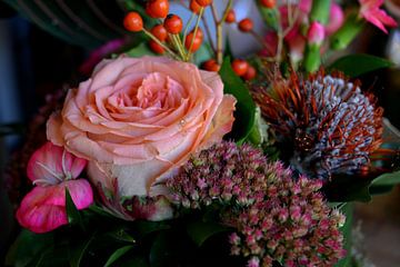 Roze roos in herfstboeket (close-up) van Ima Rhebok