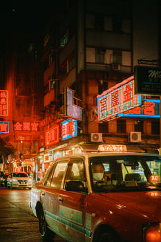 Hongkonger Großstadtleben – Rotes Taxi im Neonlicht